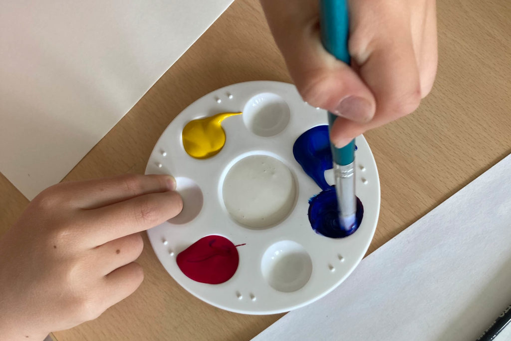 palette de peinture avec les couleurs primaires et le blanc