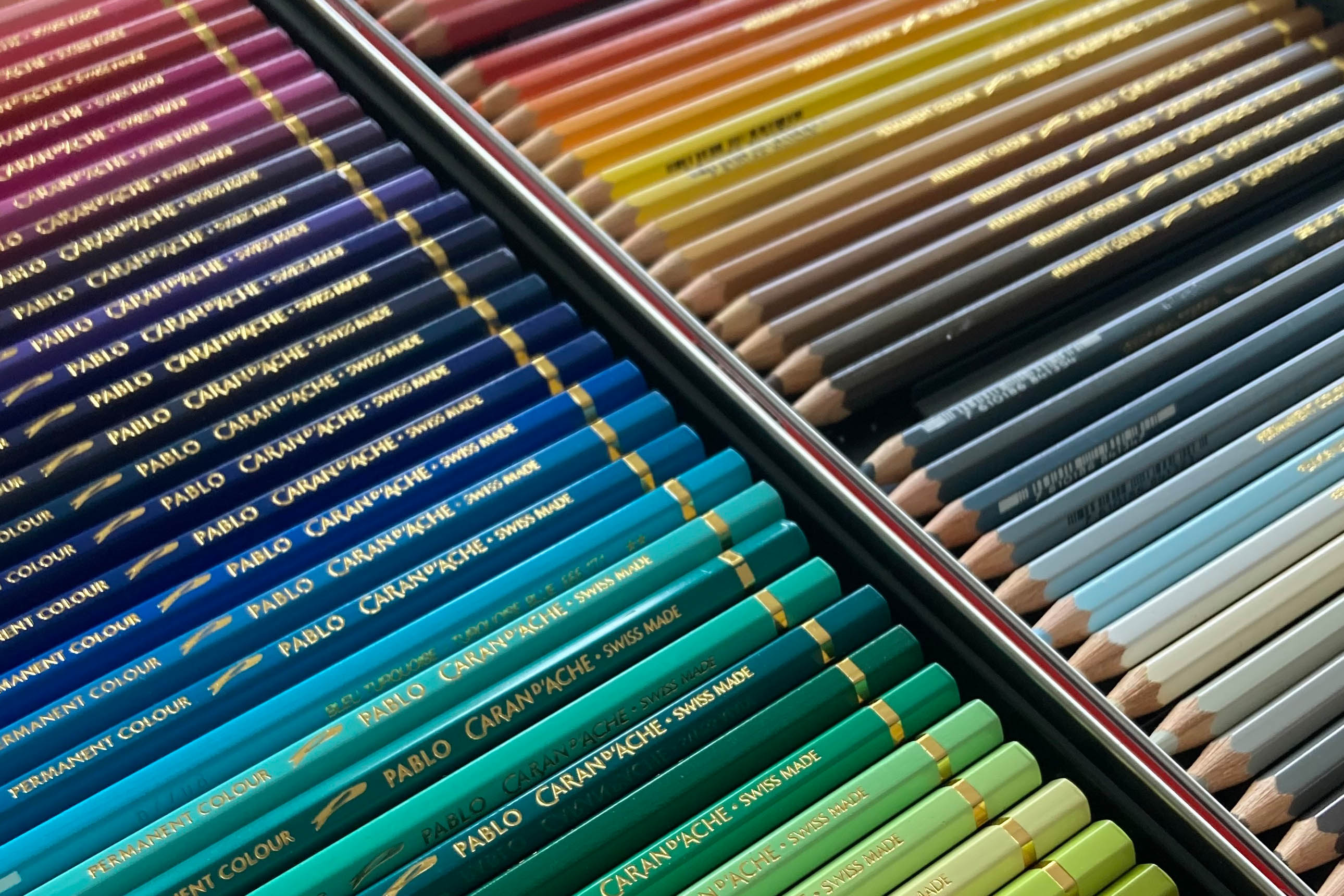 boîte de crayons de couleurs avec 80 nuances