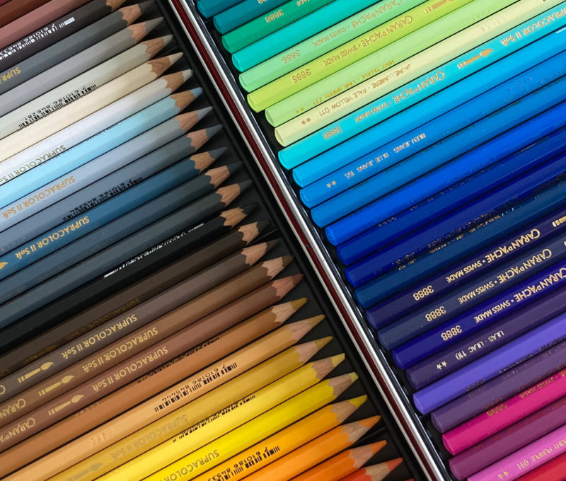 boîte de crayons de couleur avec beaucoup de nuances