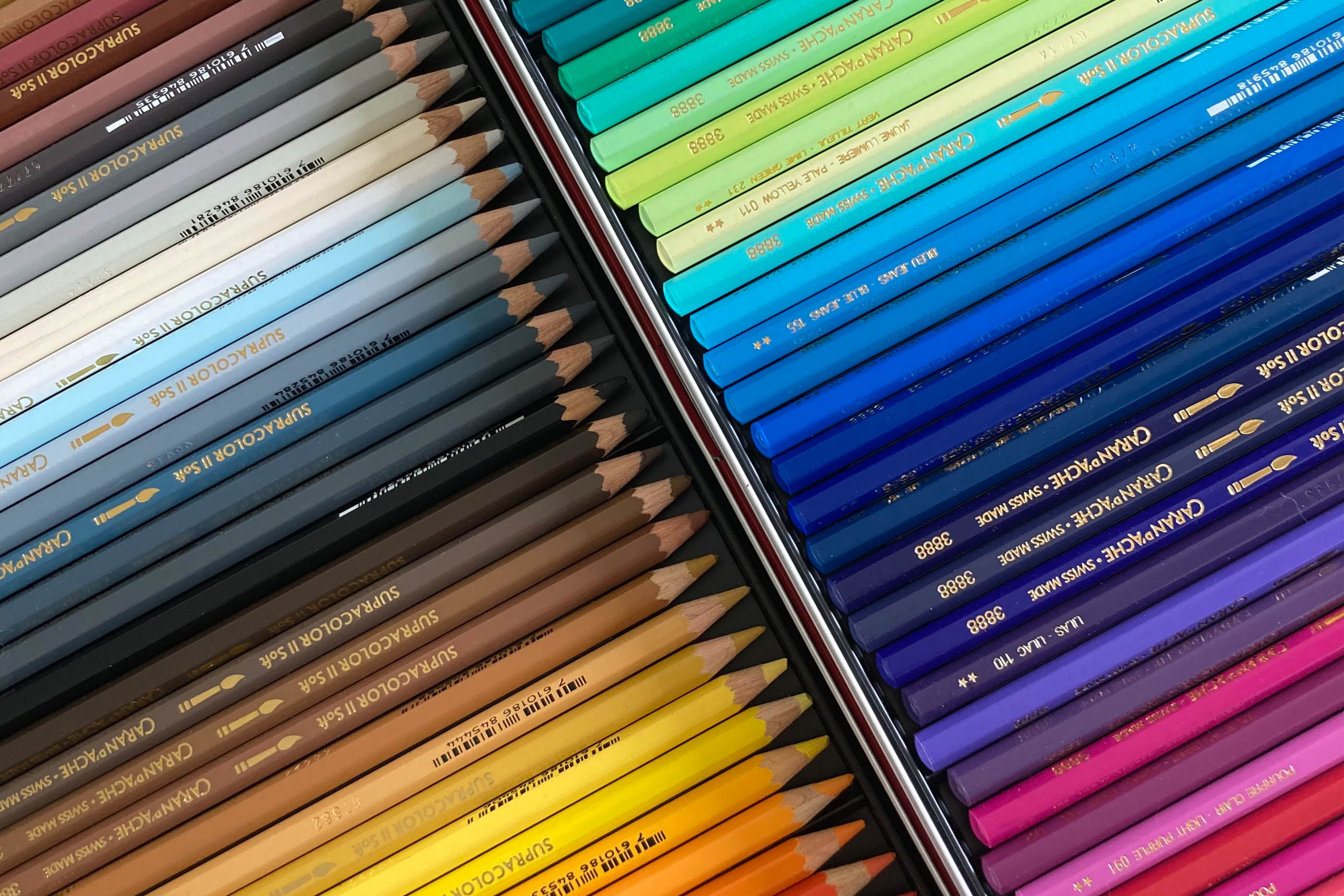 boîte de crayons de couleur avec beaucoup de nuances