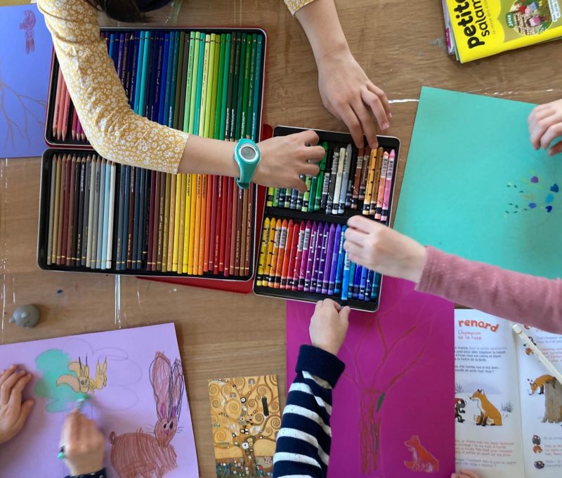 Enfants prenant des crayons de couleur