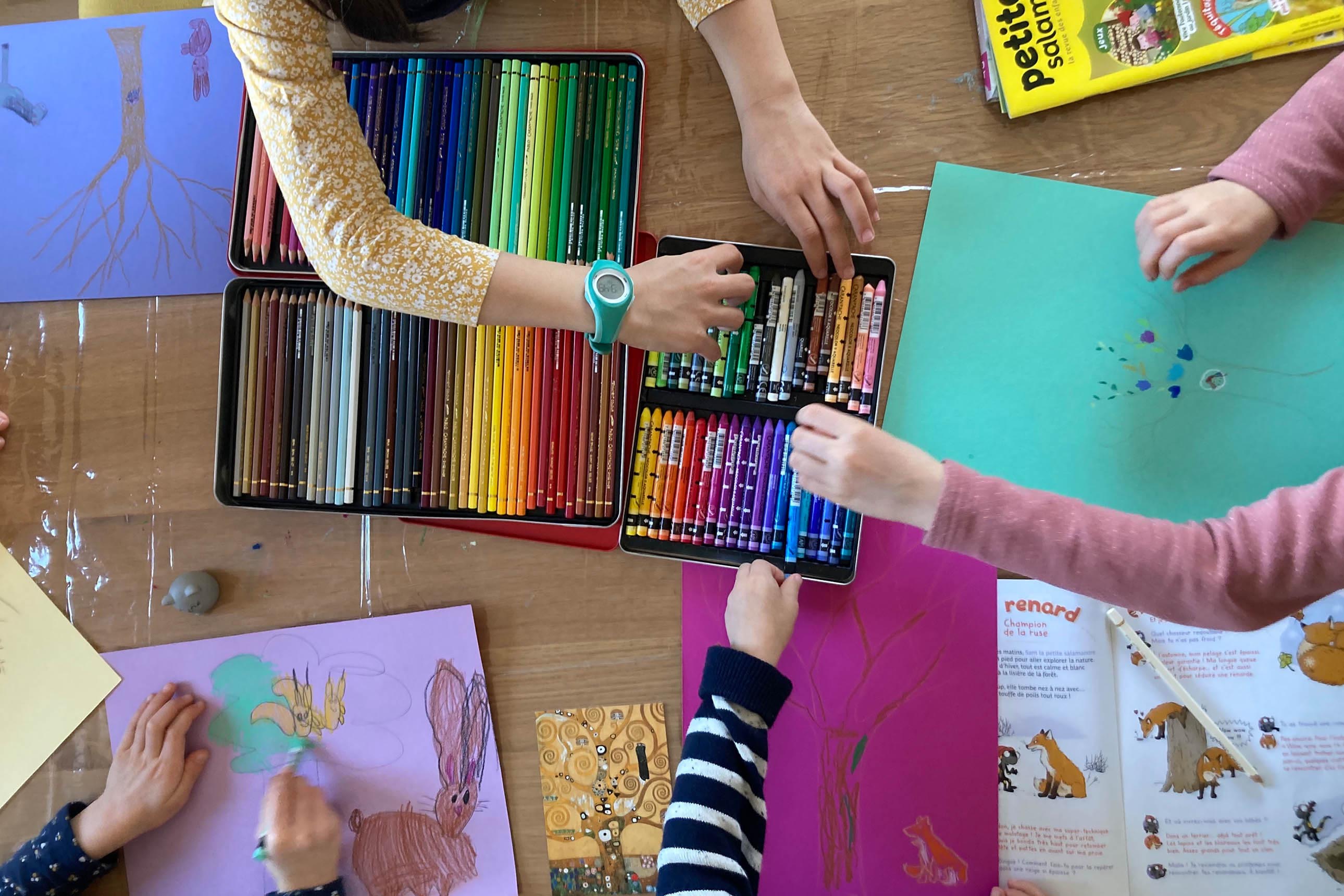 Enfants prenant des crayons de couleur