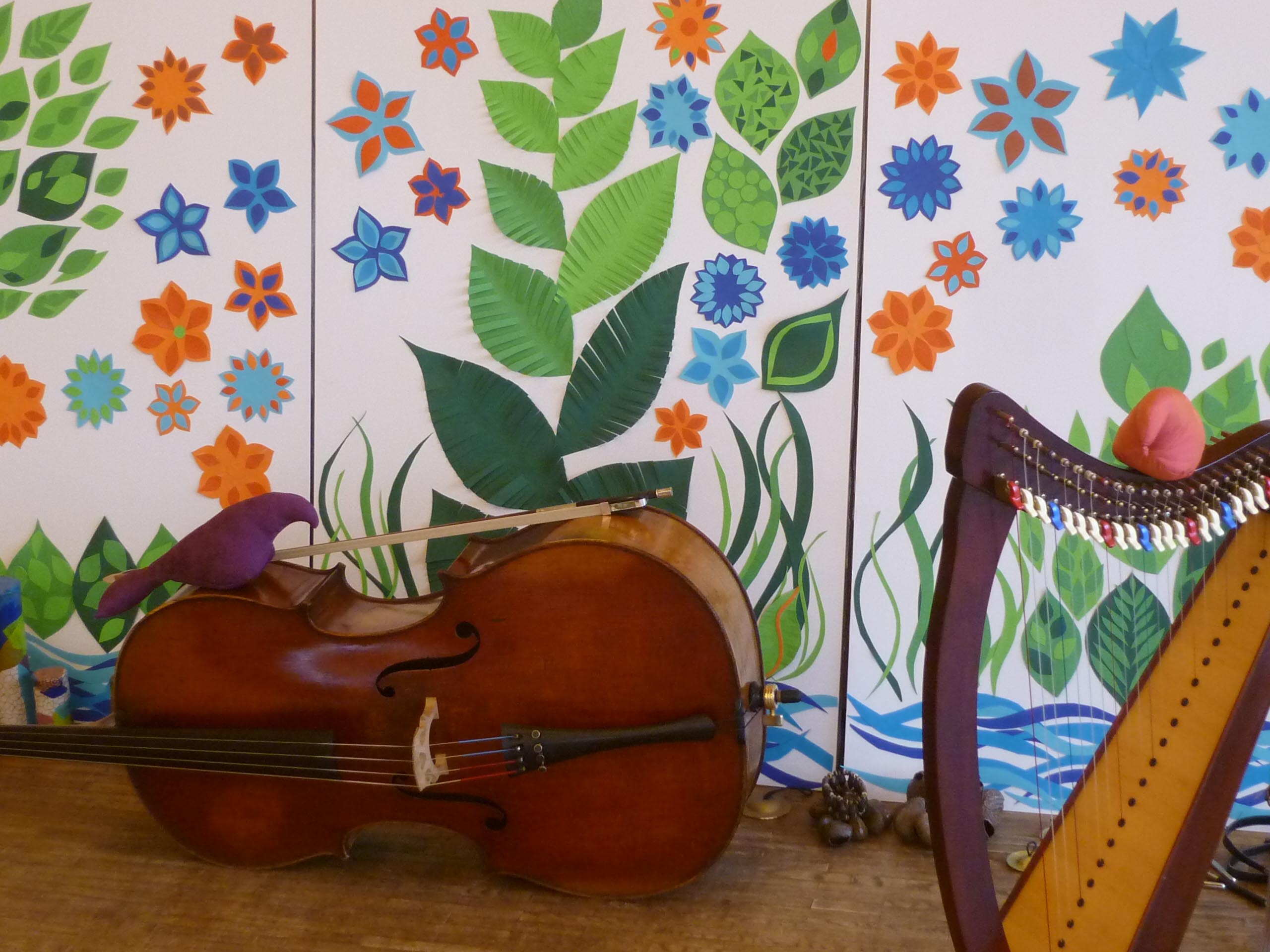 petite harpe, violoncelle et oiseau avec décor de nature