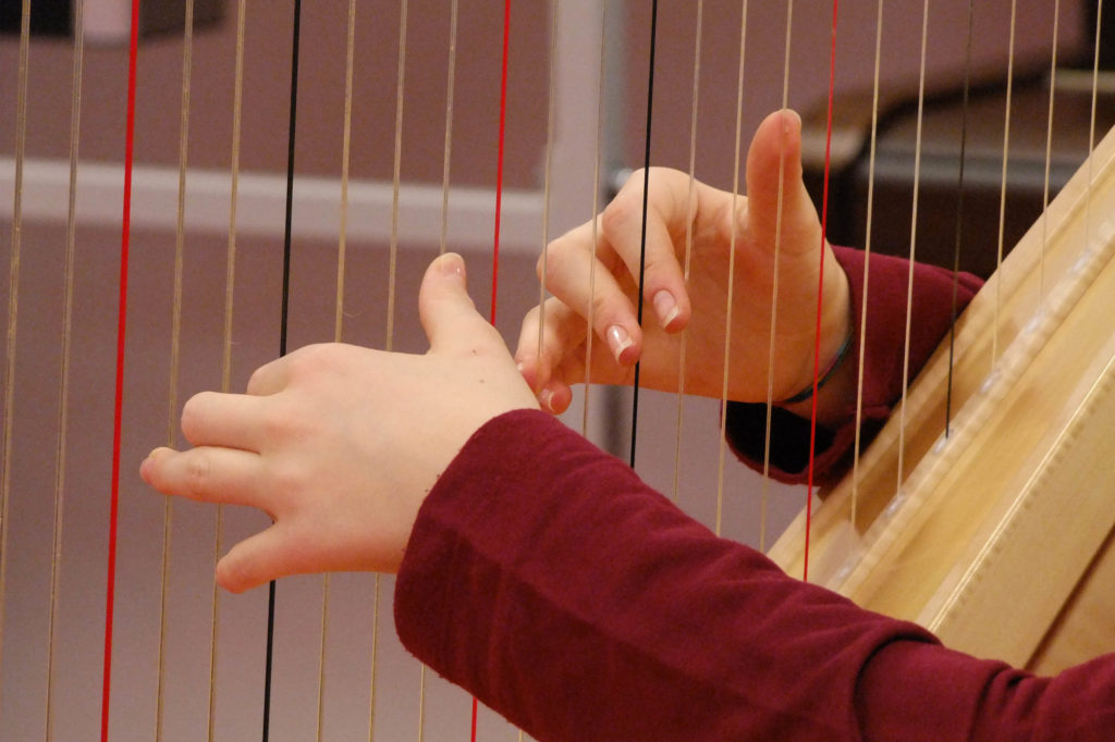 enfant jouant de la harpe: gros plan sur les mains