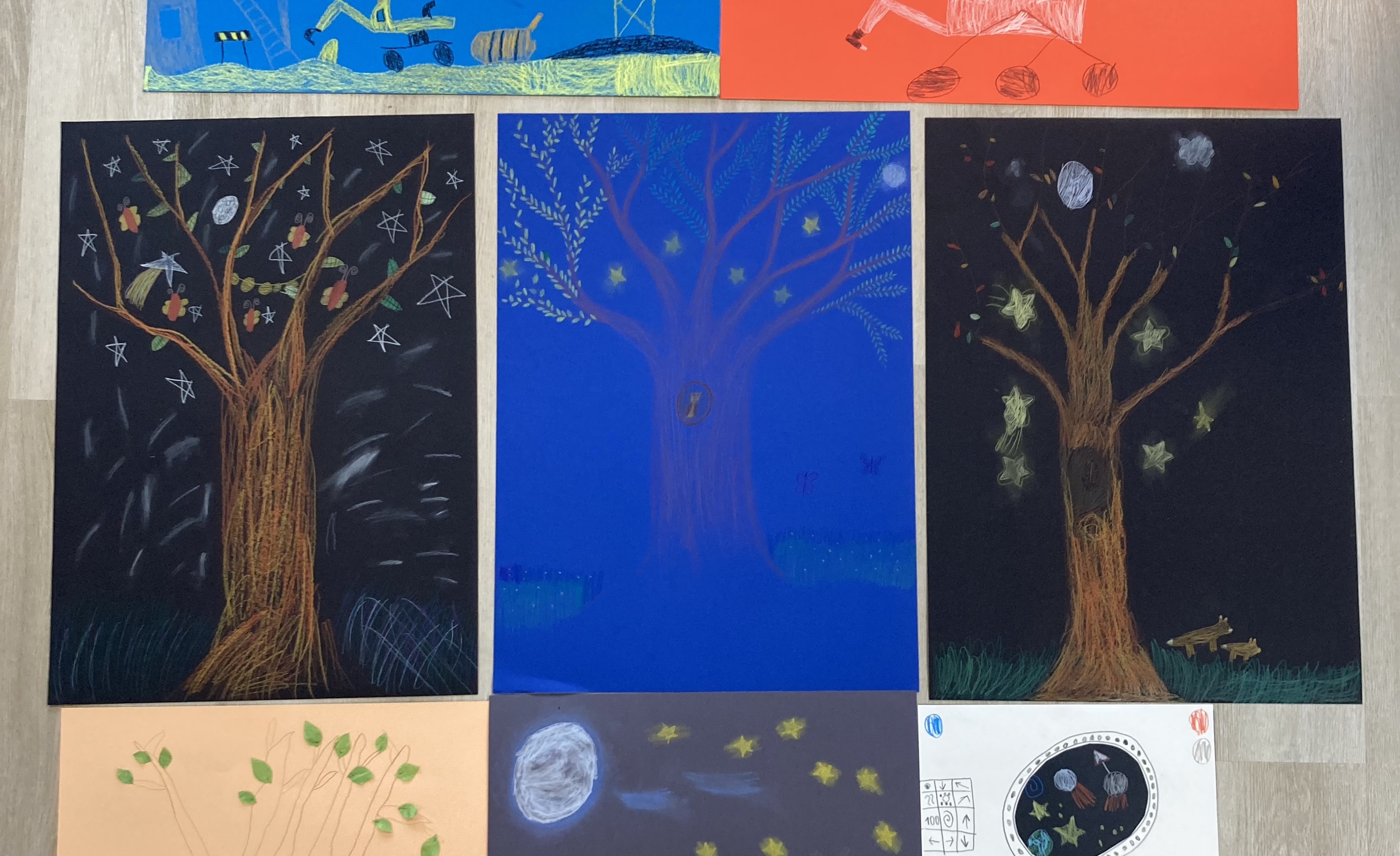 dessins d'enfants représentant des arbres, sur fond bleu ou noir