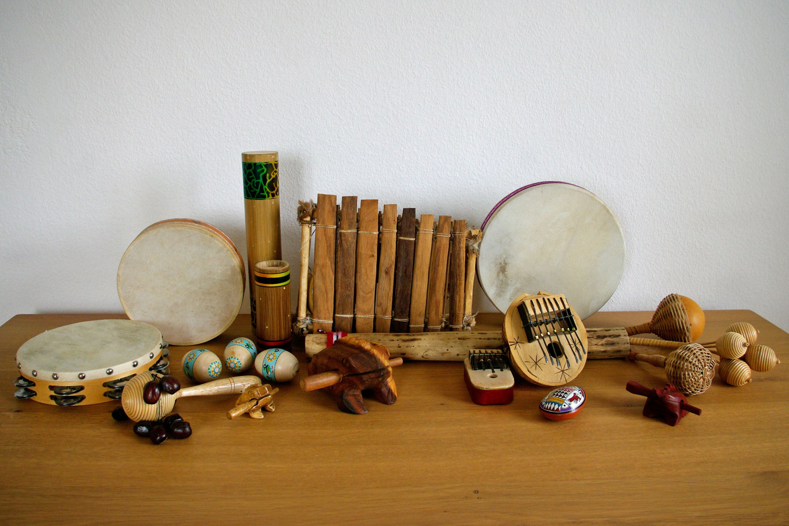 instruments de musique : balafon, bâton de pluie, guiro-grenouille, oeufs Caracas, sanzas