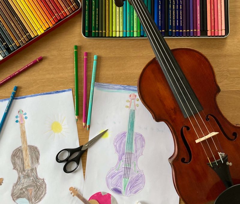 un vrai violon, 2 dessins de violon, une boîte de crayons de couleurs