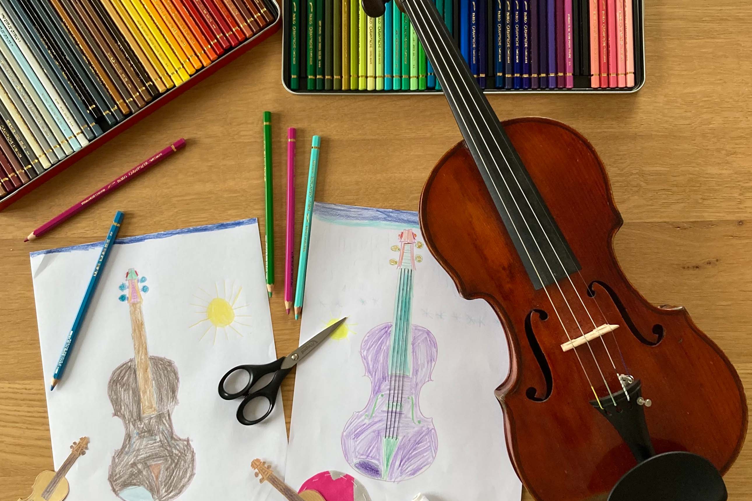 un vrai violon, 2 dessins de violon, une boîte de crayons de couleurs