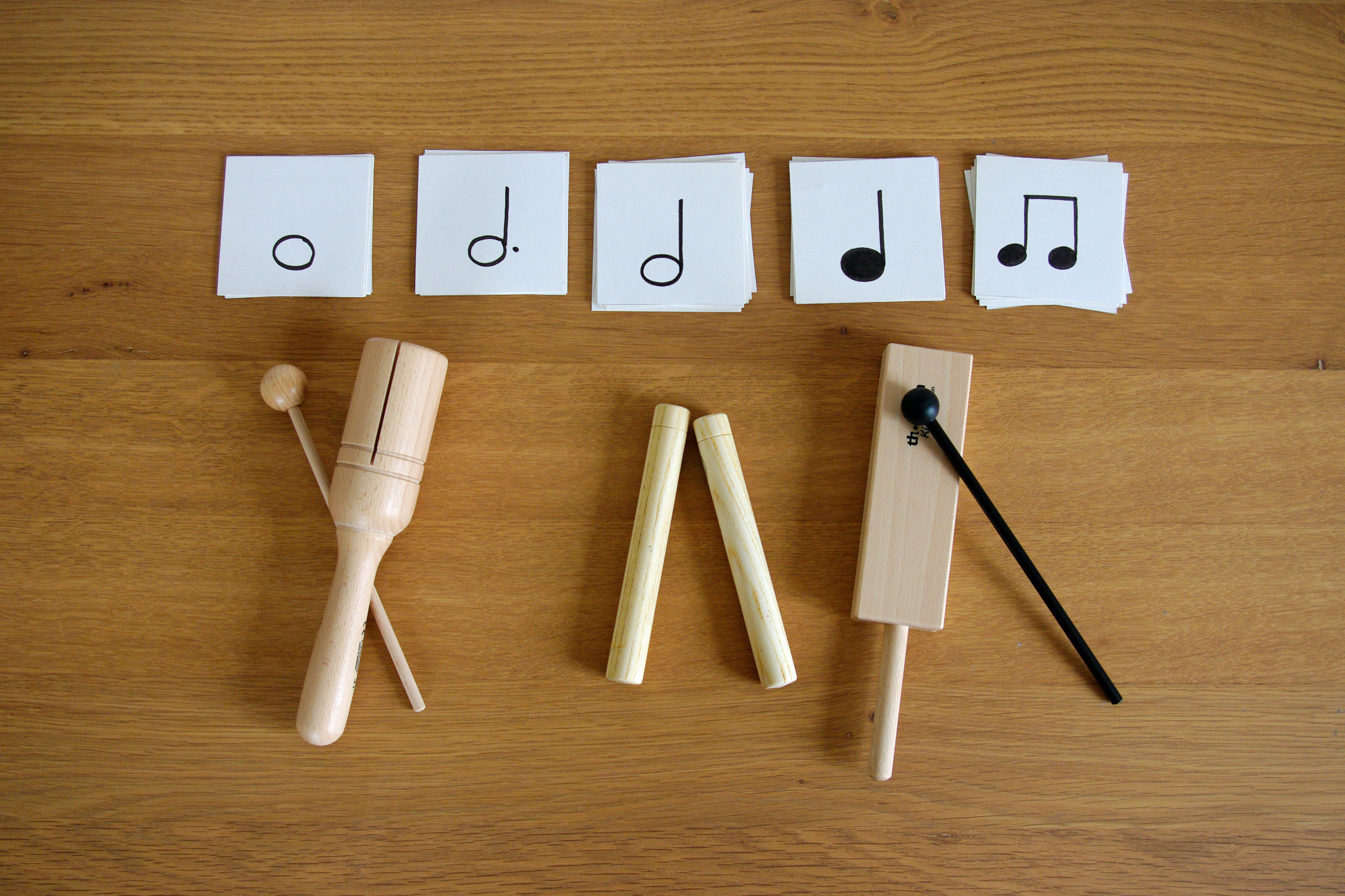 cartes avec des rythmes, wood-blocs avec baguettes