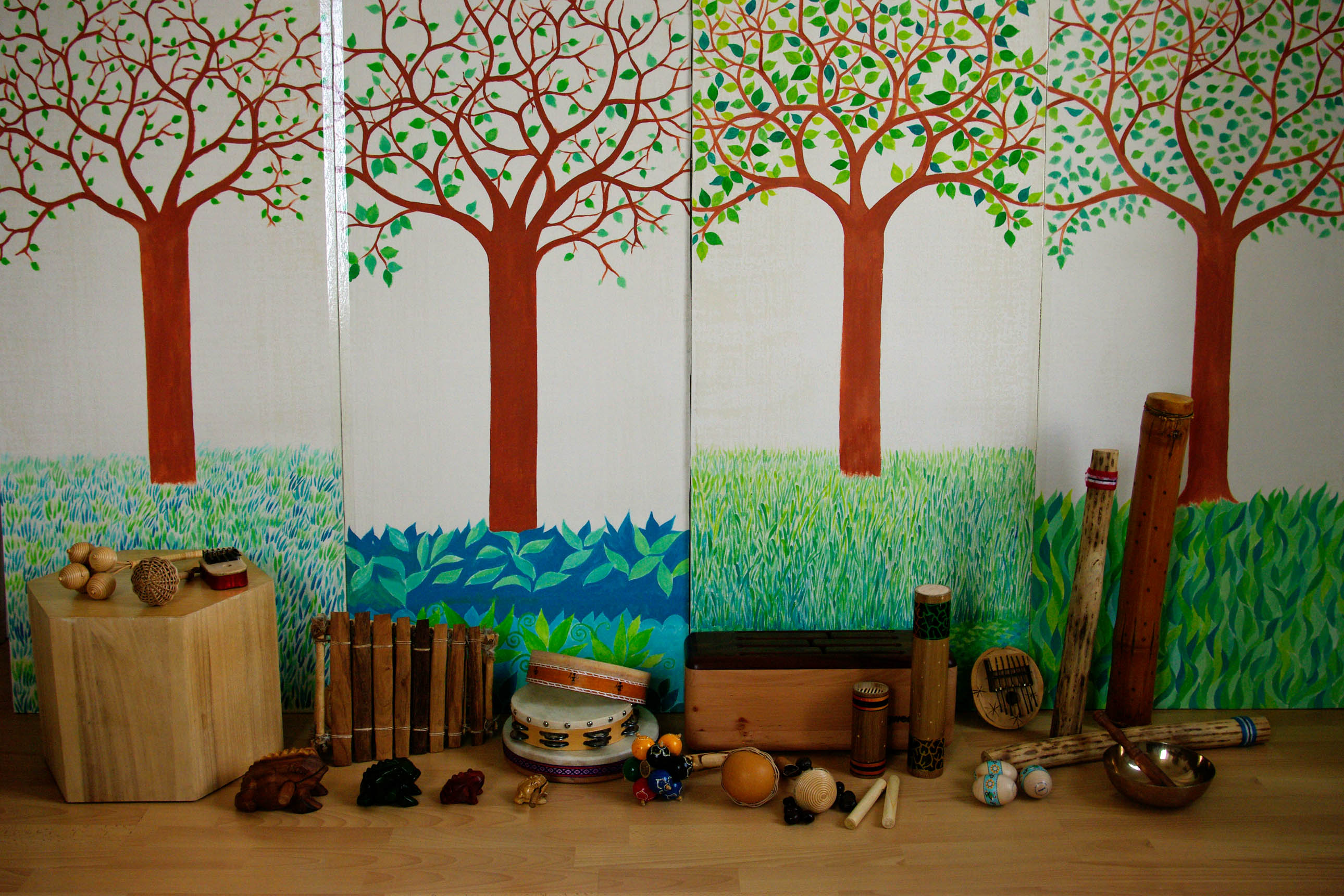 décors représentant des arbres, et, devant, instruments de musique type percussions et instruments du monde