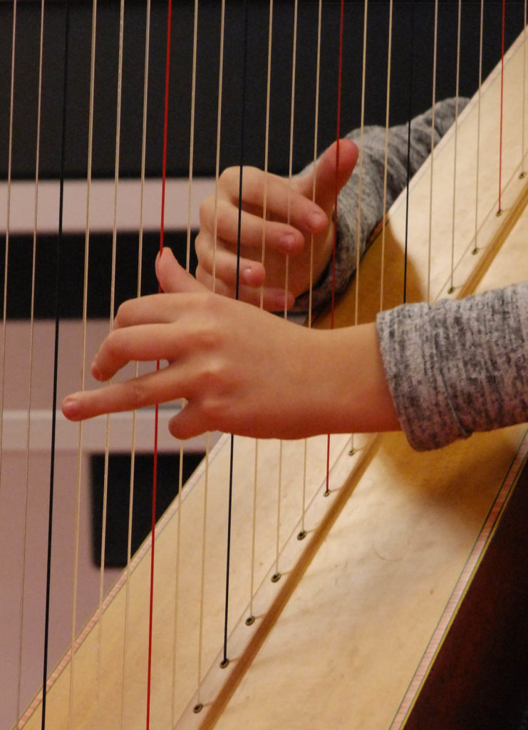 Enfant jouant de la harpe: gros plan mains et harpe