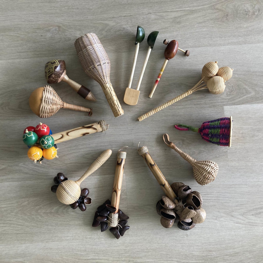maracas et instruments de monde disposés en cercle