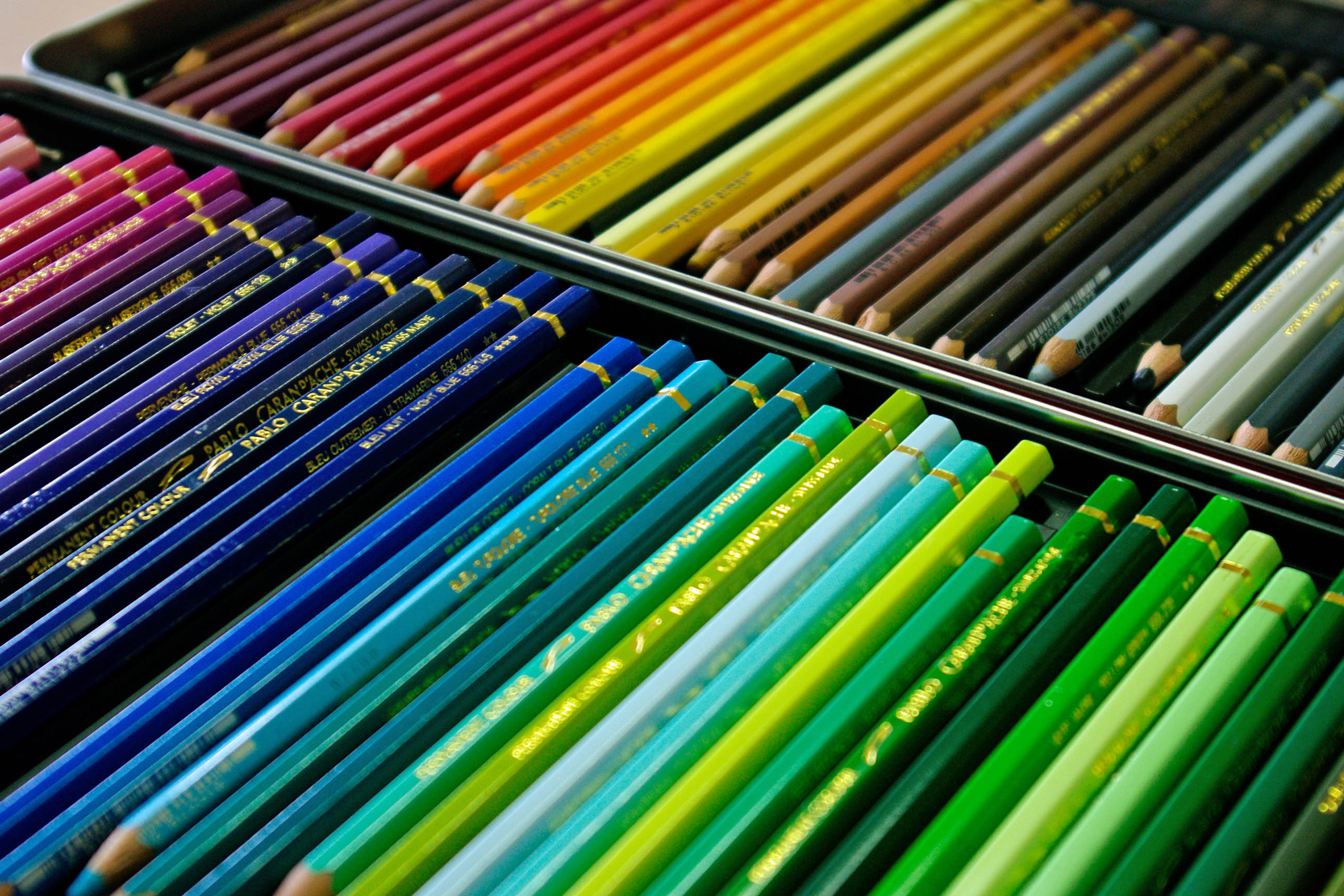grande boîte de crayons de couleur