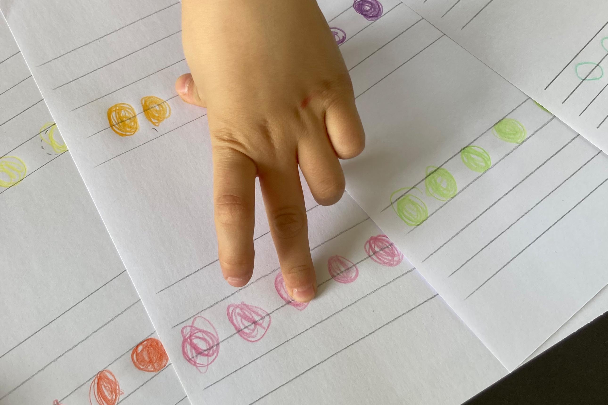 main d'enfant montrant des notes de musique sur une partition écrite à la main