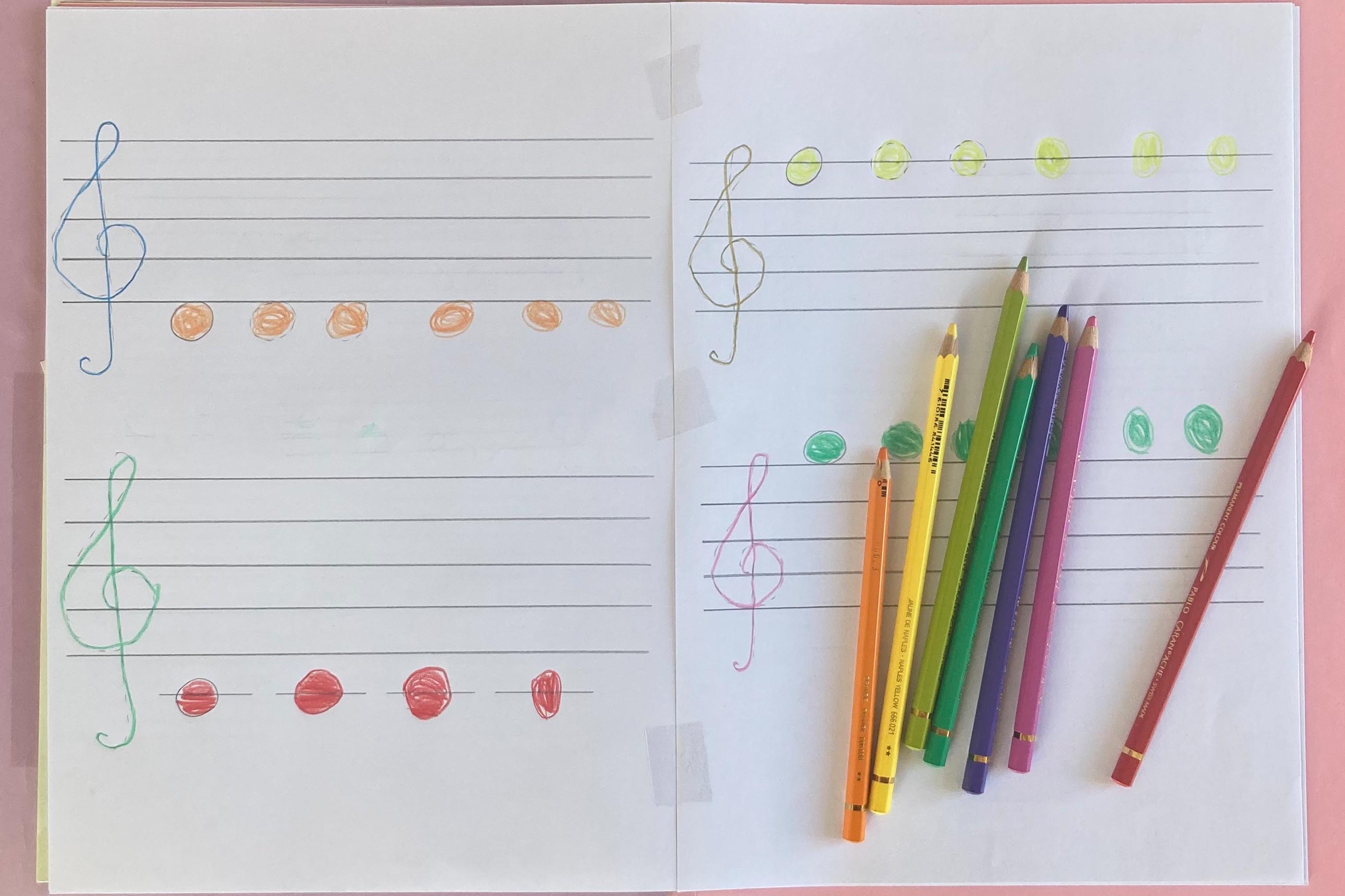 partition de musique pour enfant avec notes en couleurs, écrites à la main