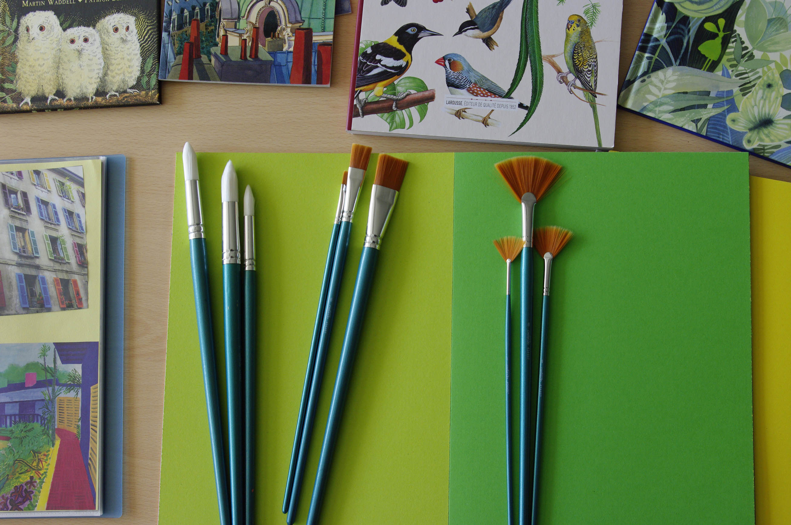 Pinceaux, papier, livres avec images
