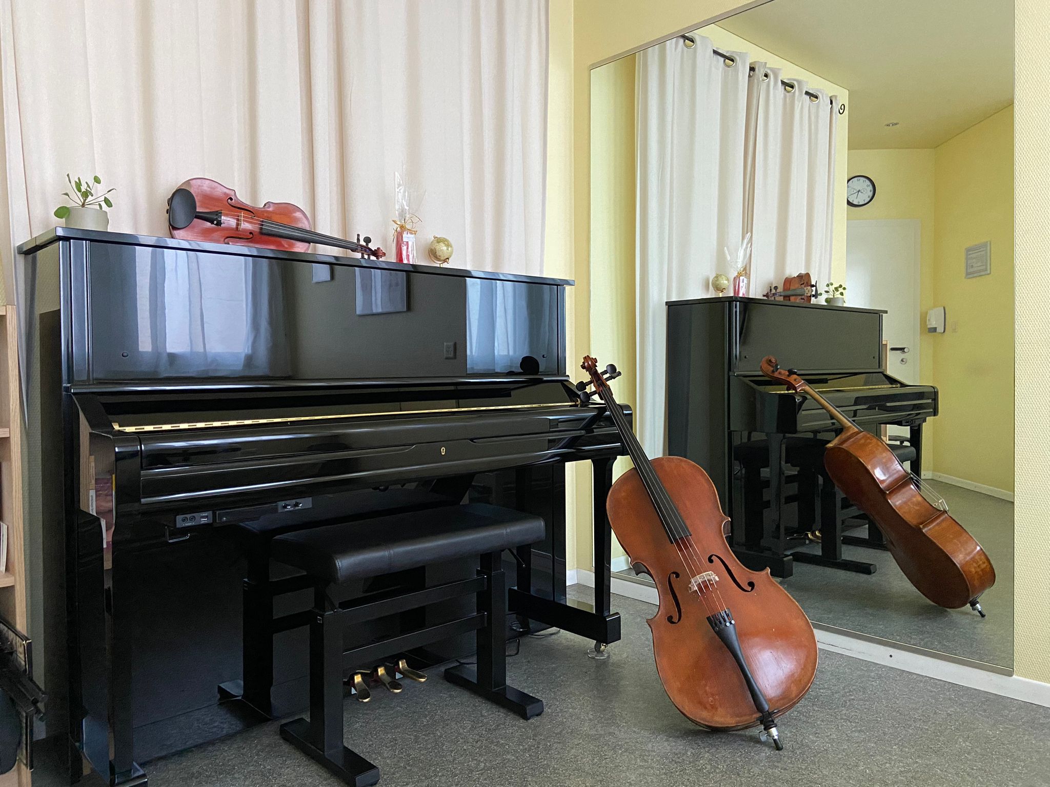 Salle de physiothérapie avec un piano, un violon et un violoncelle