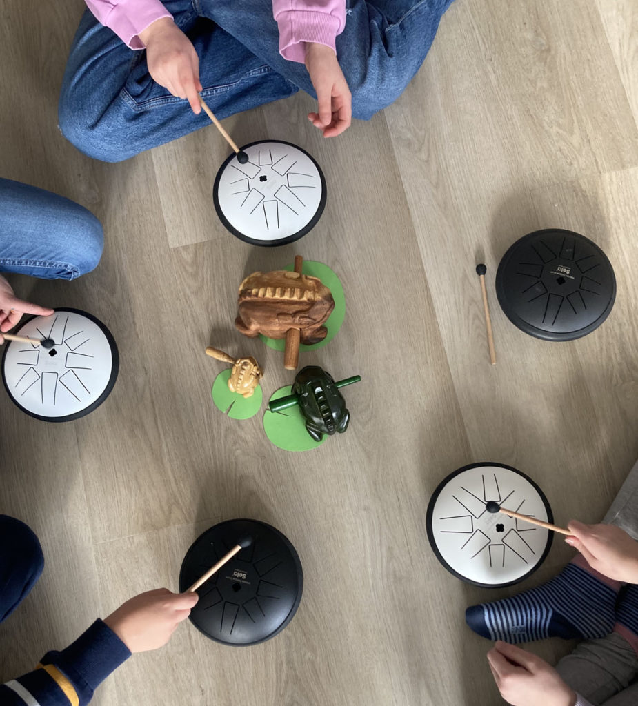 instruments de musique : "tongue drums", joués par des enfants