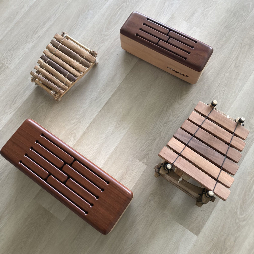 2 xylophones et 2 tambours à lames en bois