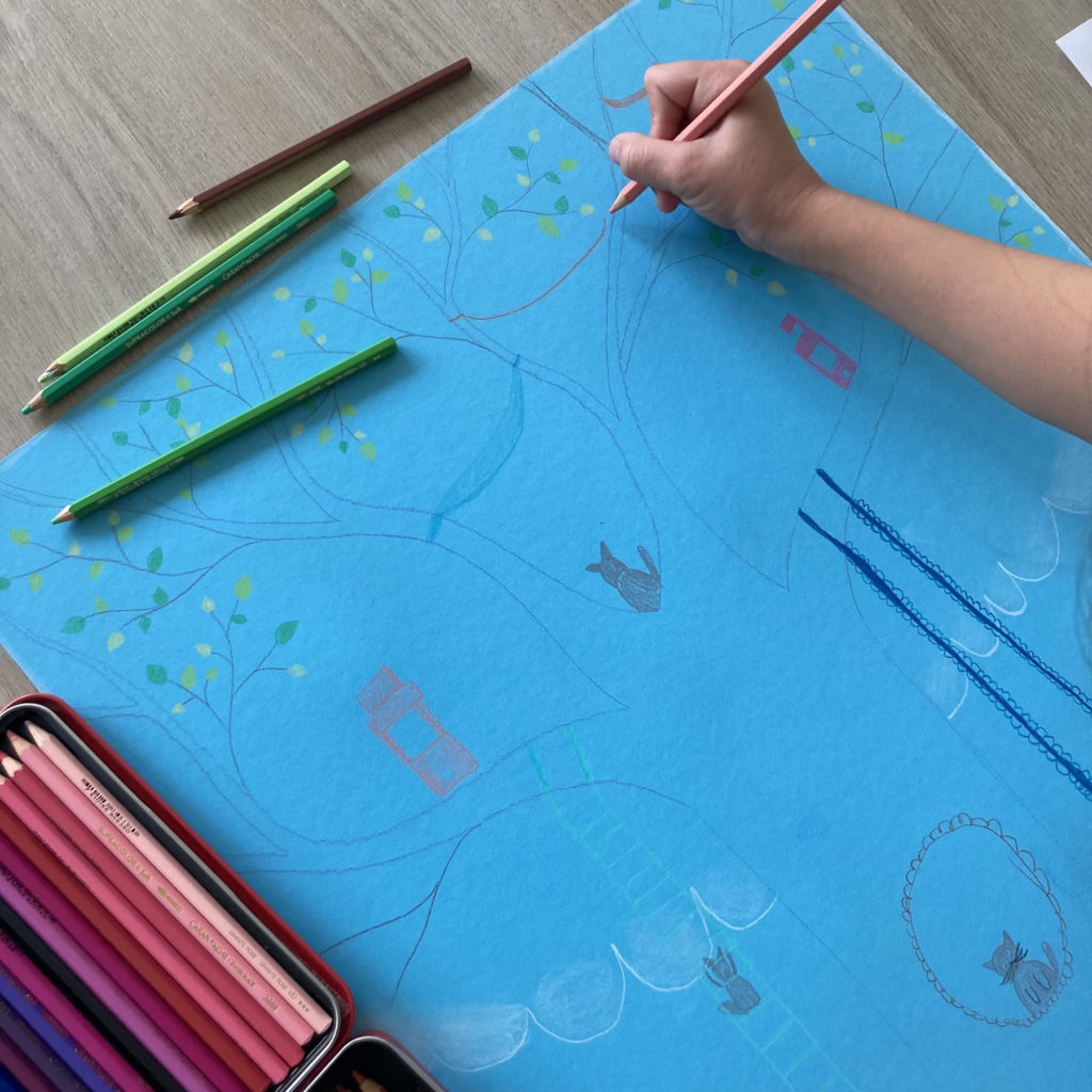 grand dessin d'enfant représentant un arbre et des chats