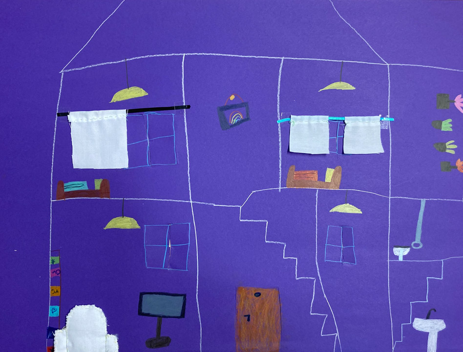 dessin d'enfant : maison, sur fond violet, avec toutes les pièces, meubles, et rideaux en vrai tissu