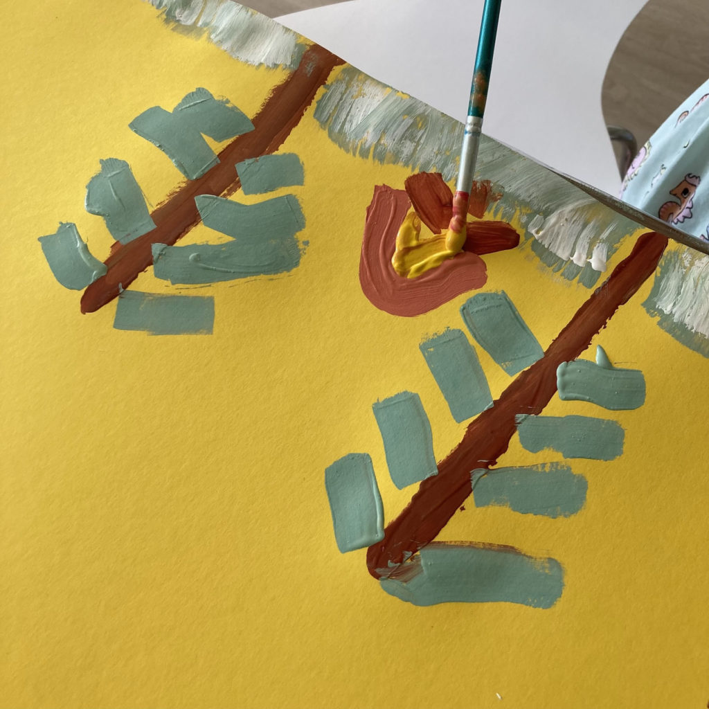 gros plan sur une peinture d'enfant en cours de réalisation