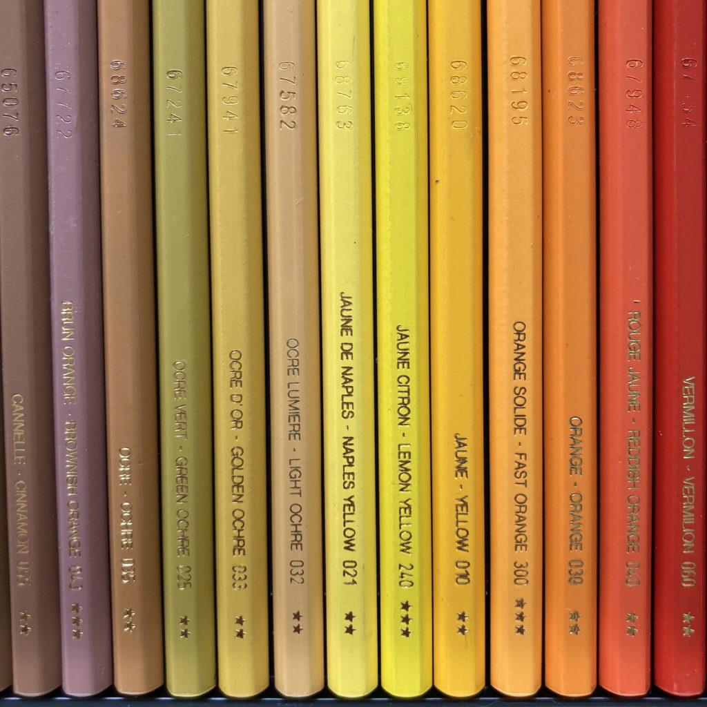 crayons de couleur dans les nuances ocre, jaune, orange, rouge