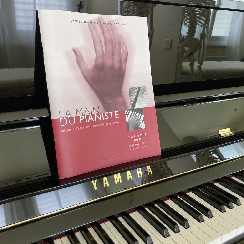 livre "la main du pianiste" posé sur un piano