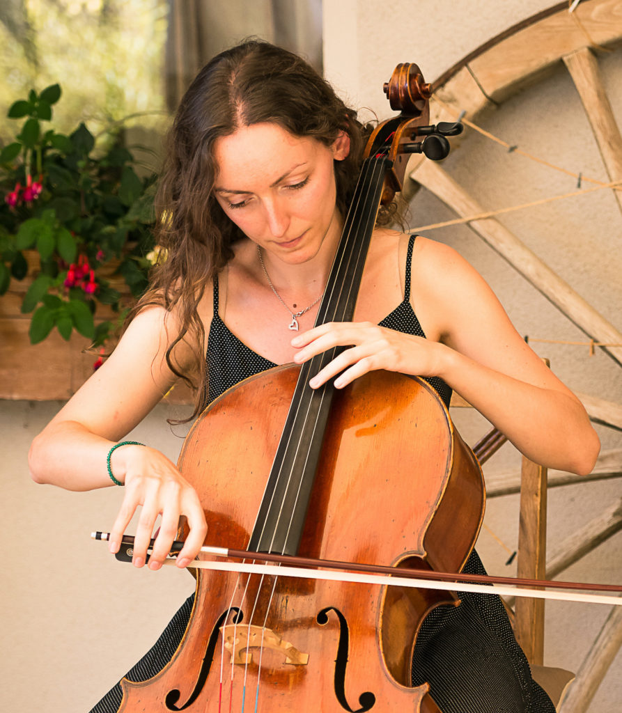 une personne qui joue du violoncelle
