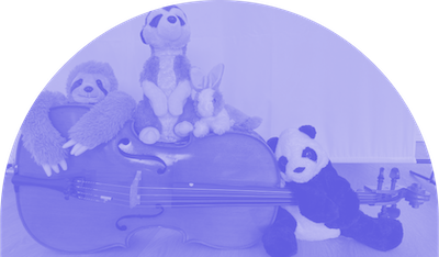 peluches et violoncelle d'enfant