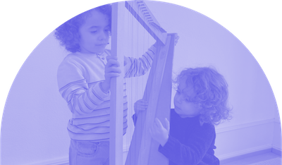 deux enfants avec une petite harpe