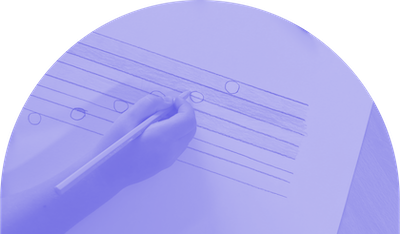 main d'enfant dessinant des notes de musique sur une portée