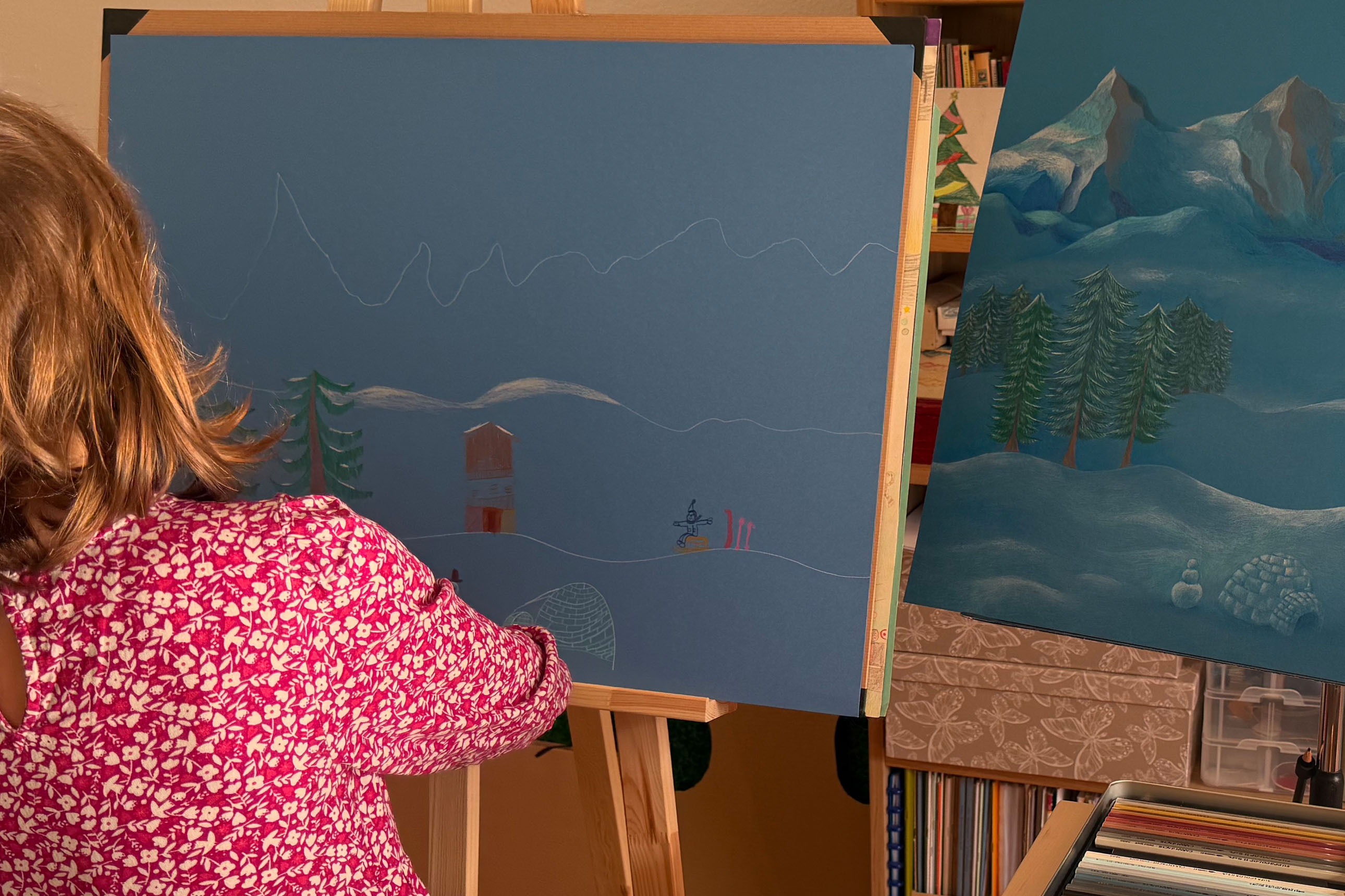 enfant de dos dessinant au chevalet, dessin thème hiver