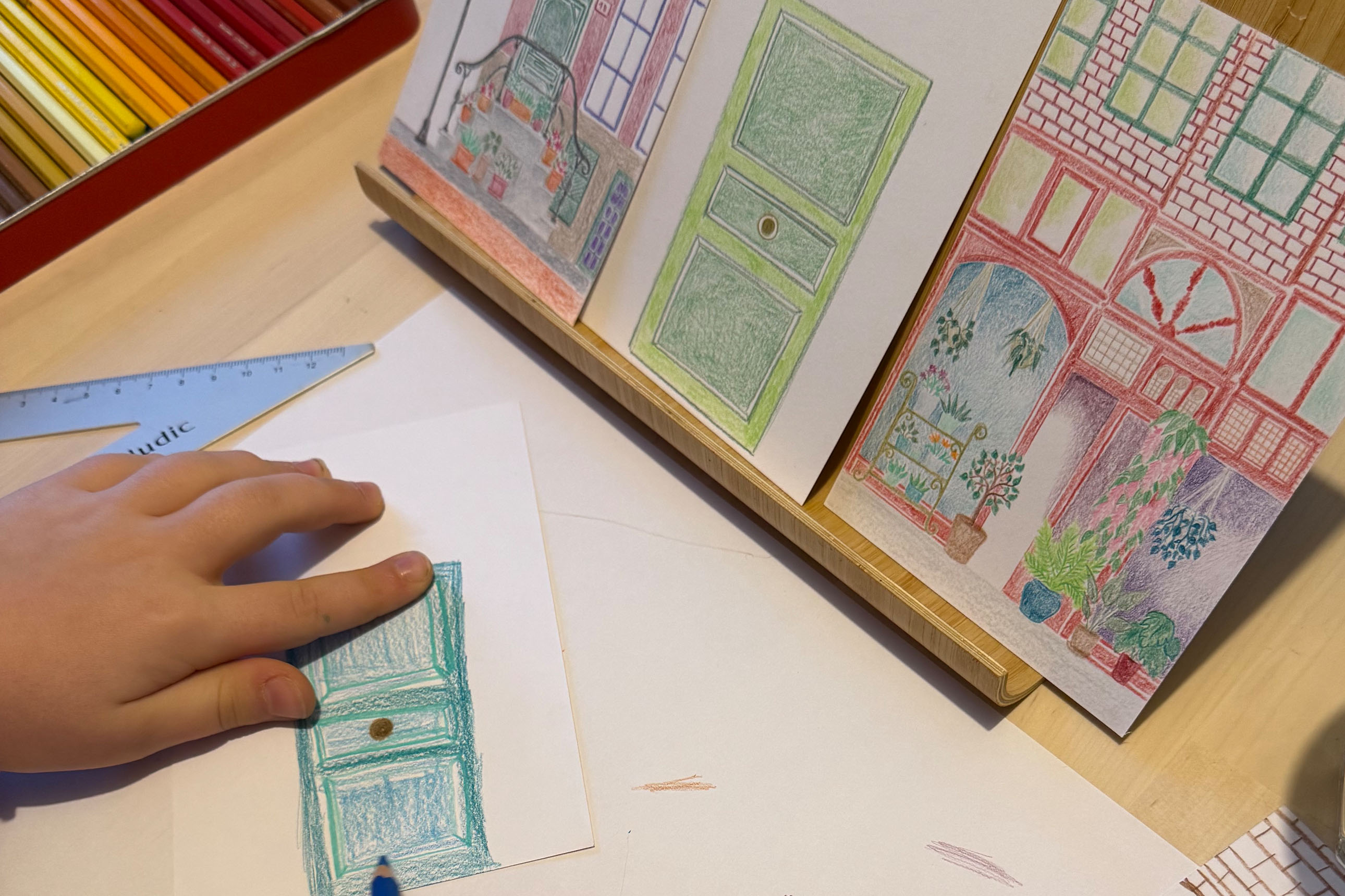 gros plan sur modèles de dessin de façades de maison, et dessin d'enfant : porte bleu turquoise