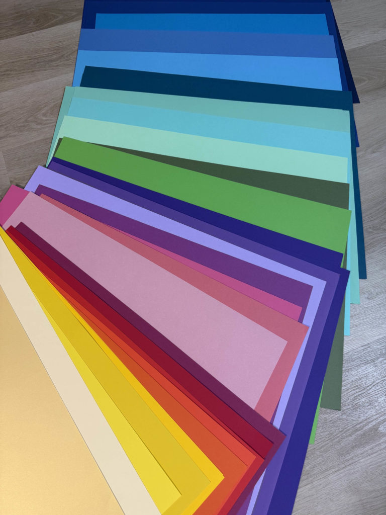 Grandes feuilles de papier de toutes les couleurs