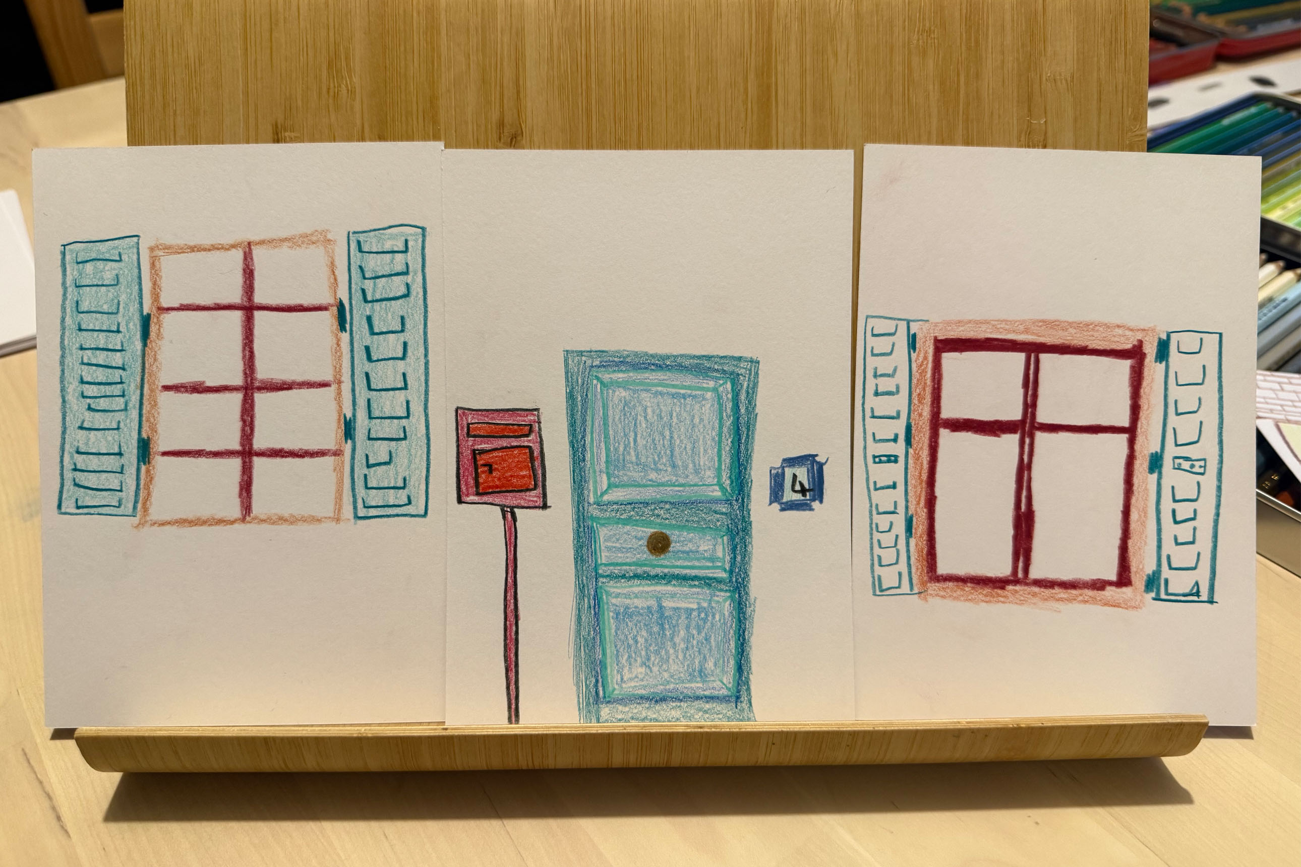 dessin d'enfant sur des petites cartes : fenêtres, porte, tons bleus et bruns