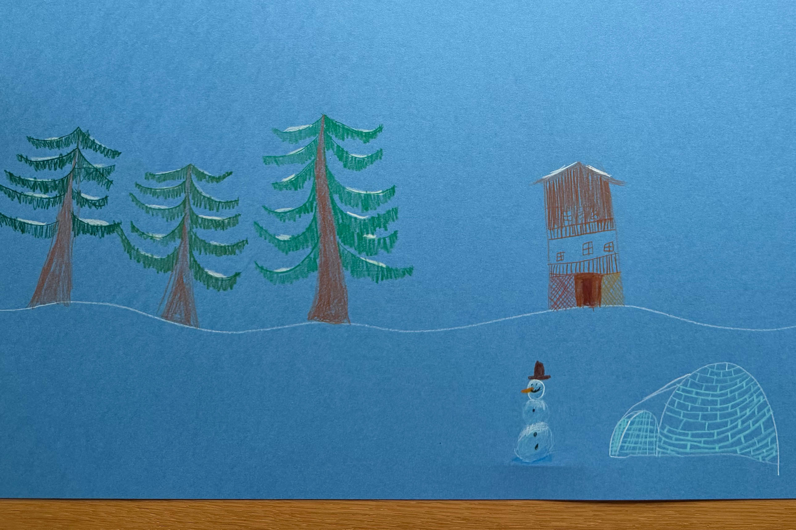 dessin d'enfant grand format représentant 3 sapins, un chalet, un igloo et un bonhomme de neige