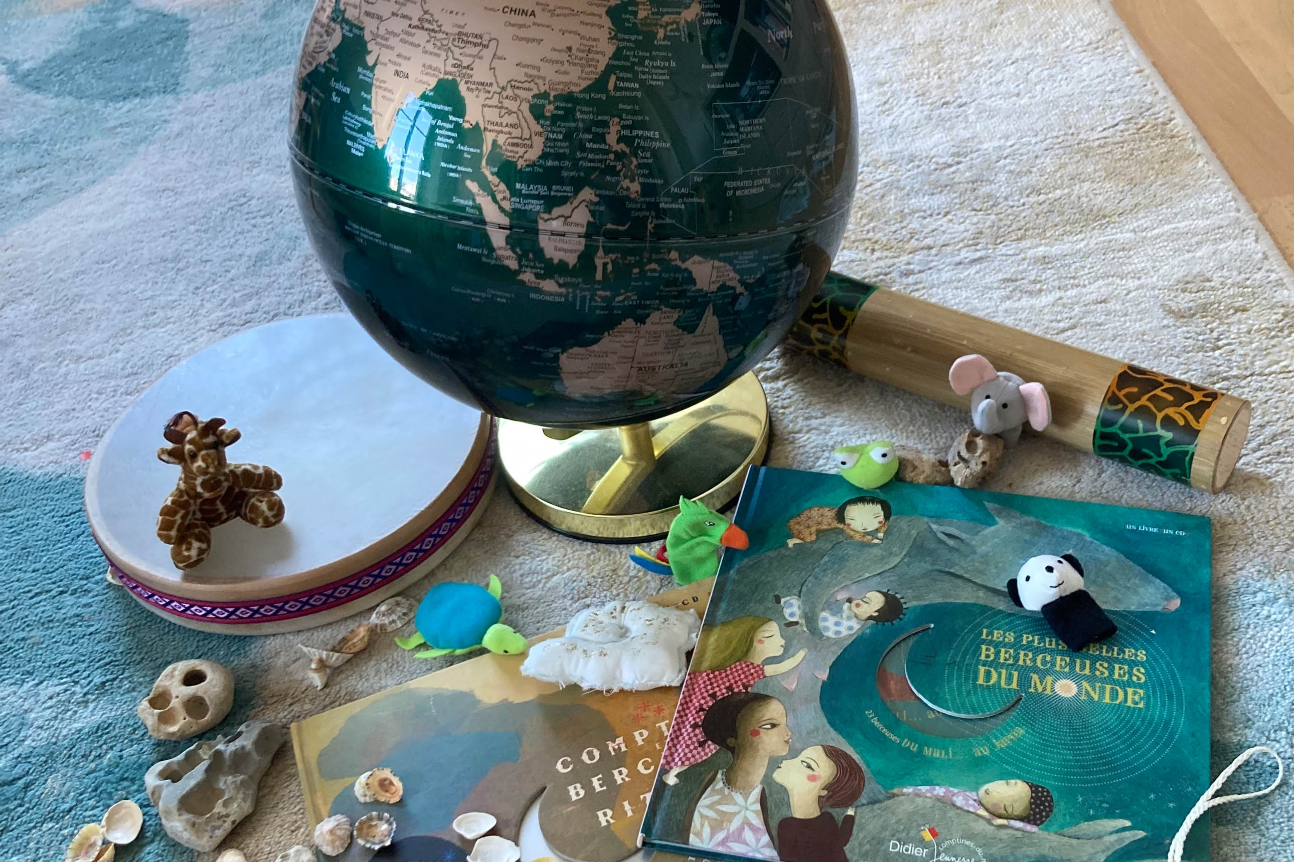 globe, bâton de pluie, tambour océan, livre de berceuses et mini peluches