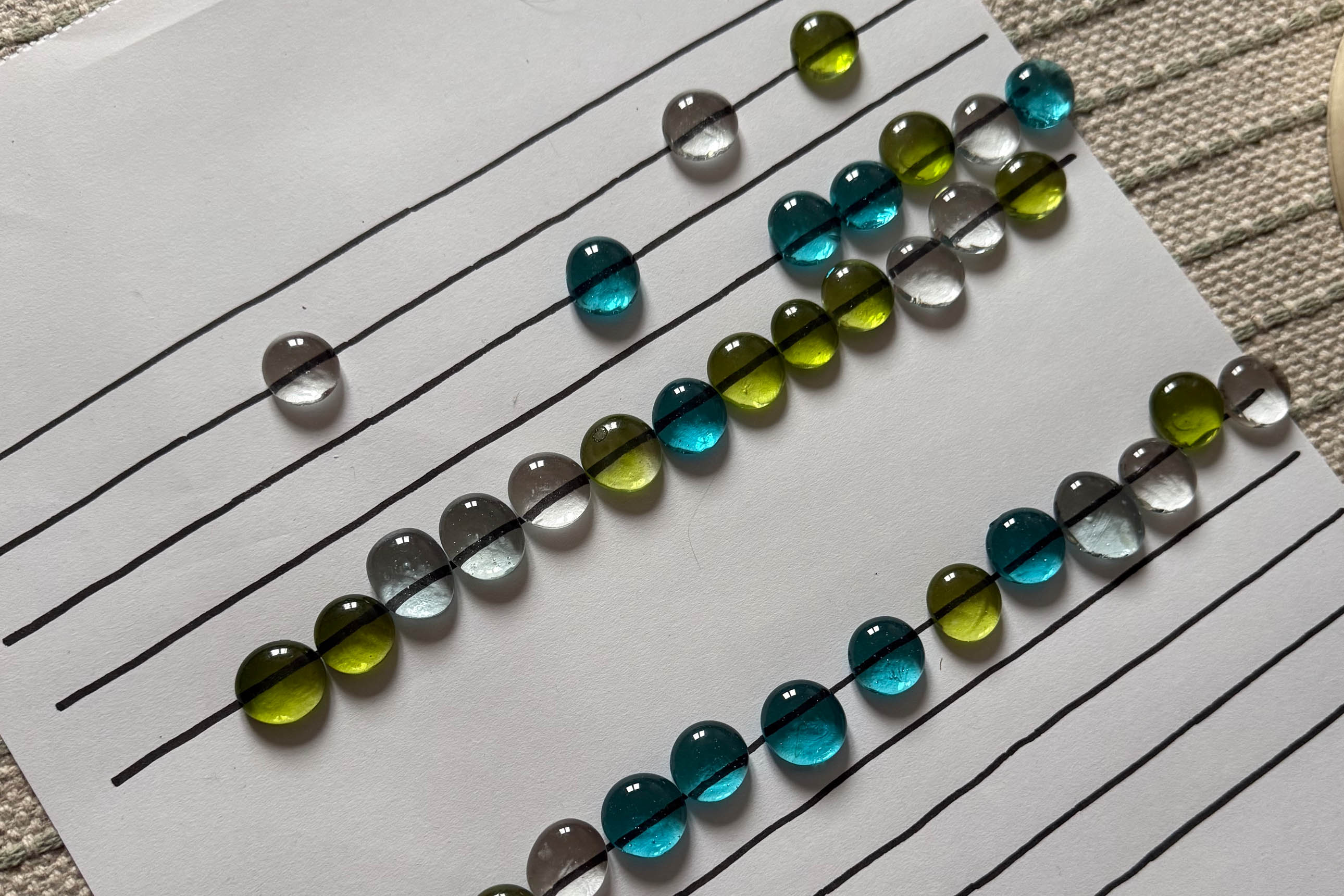 billes de verre plates posées sur une portée musicale