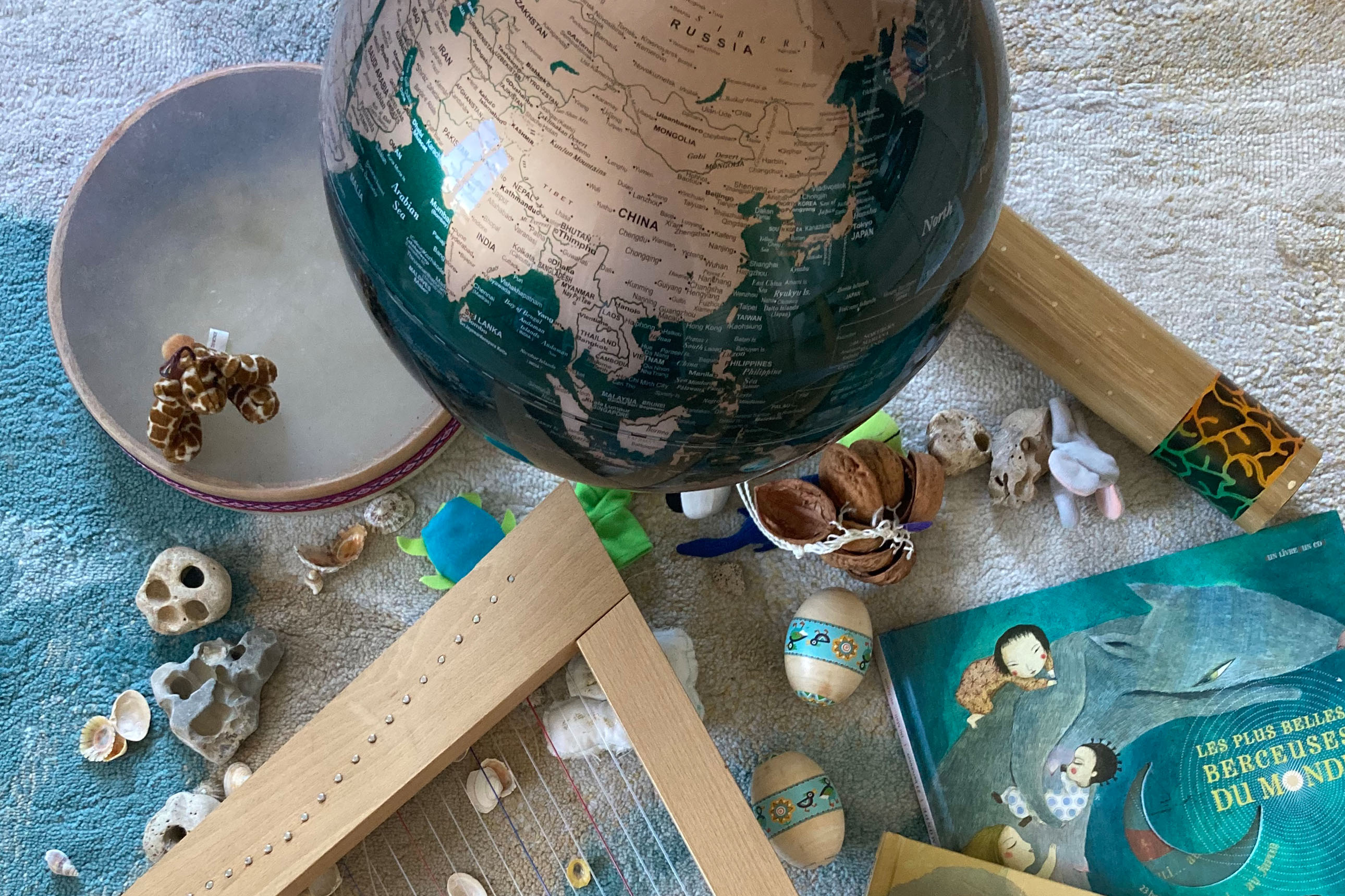 globe, bâton de pluie, harpe, livre de berceuses du monde, Caracas