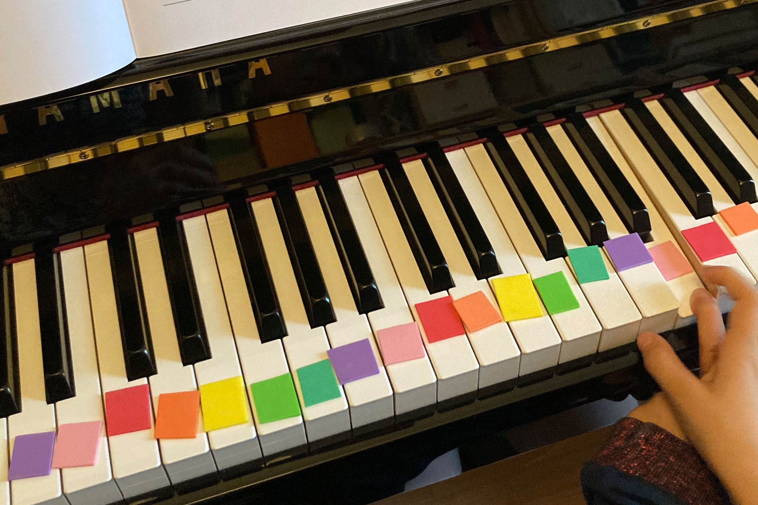 clavier de piano avec carrés colorés sur les touches, 1 couleur par note
