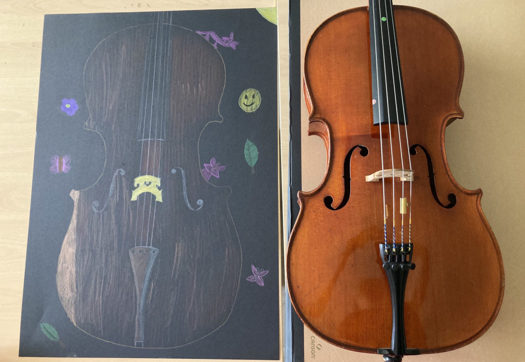 violoncelle d'enfant et dessin de violoncelle grandeur nature