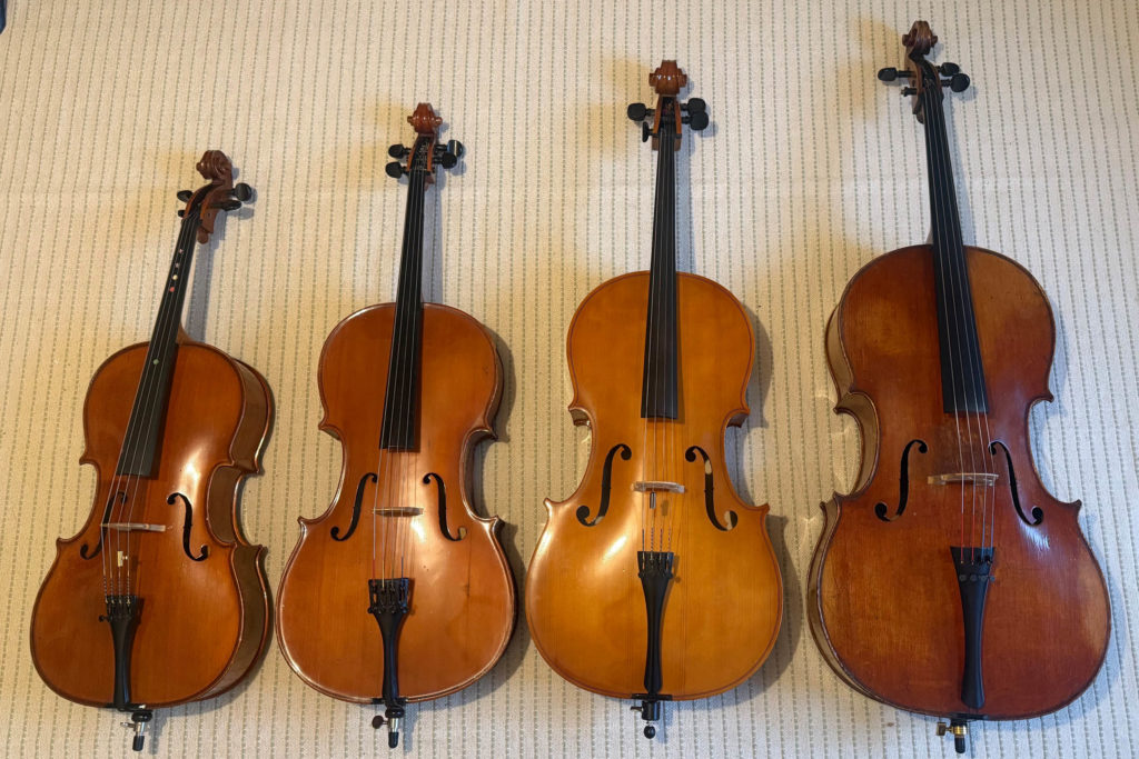 4 violoncelles de différentes tailles : 1/4, 1/2, 3/4, entier