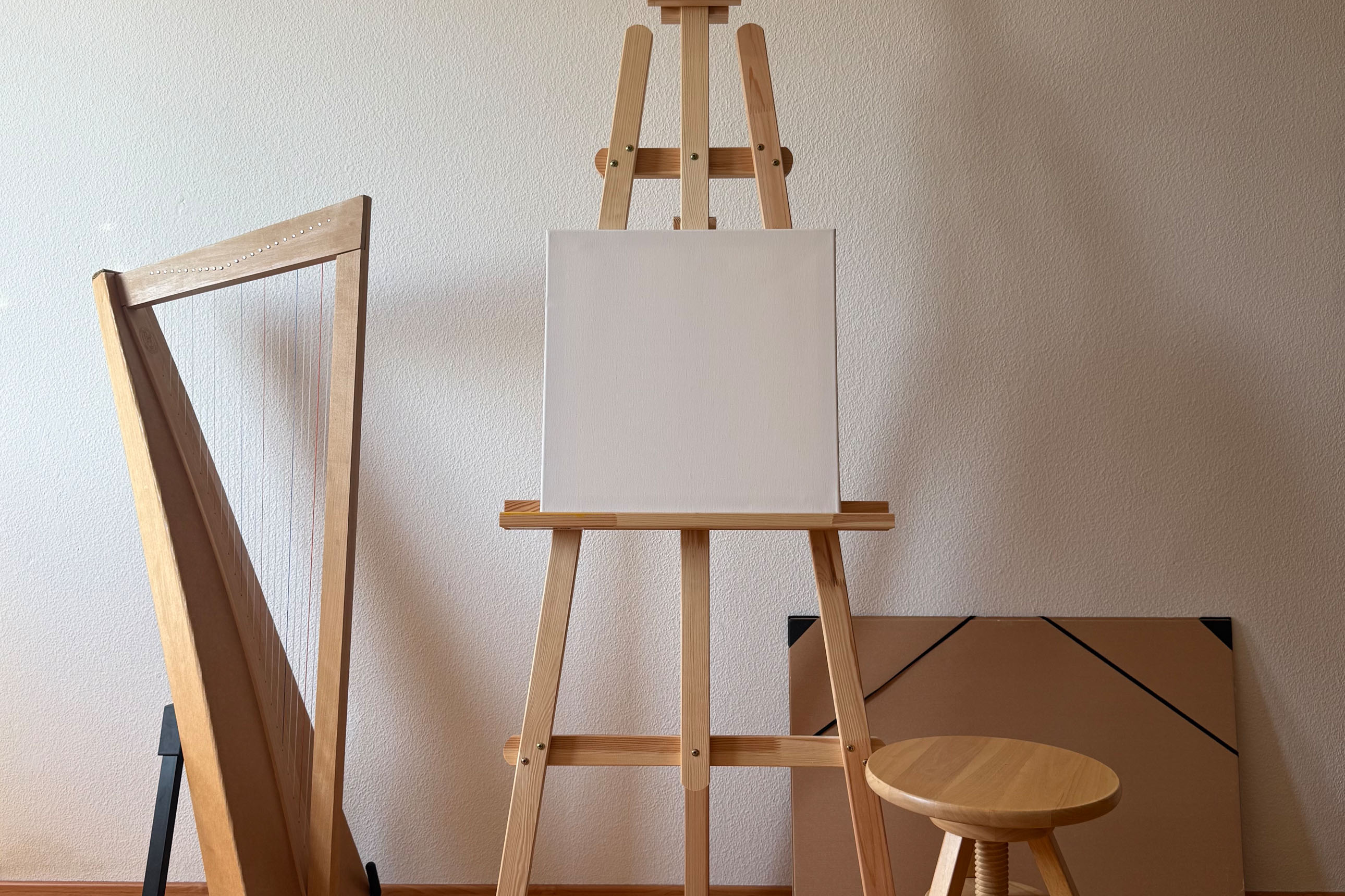 harpe, chevalet, tabouret, carton à dessin