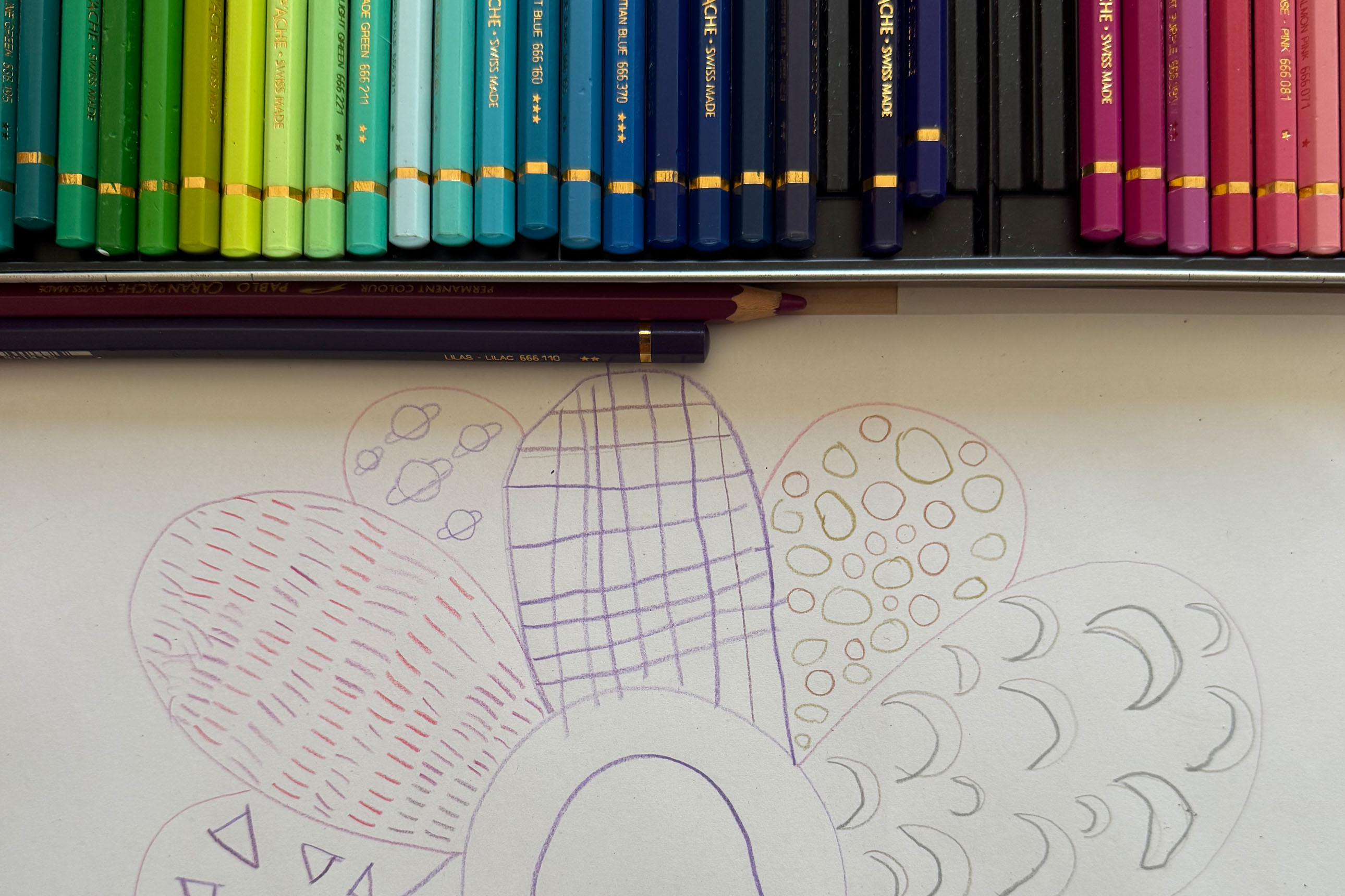 dessin d'enfant : fleur avec motifs, crayons de couleur