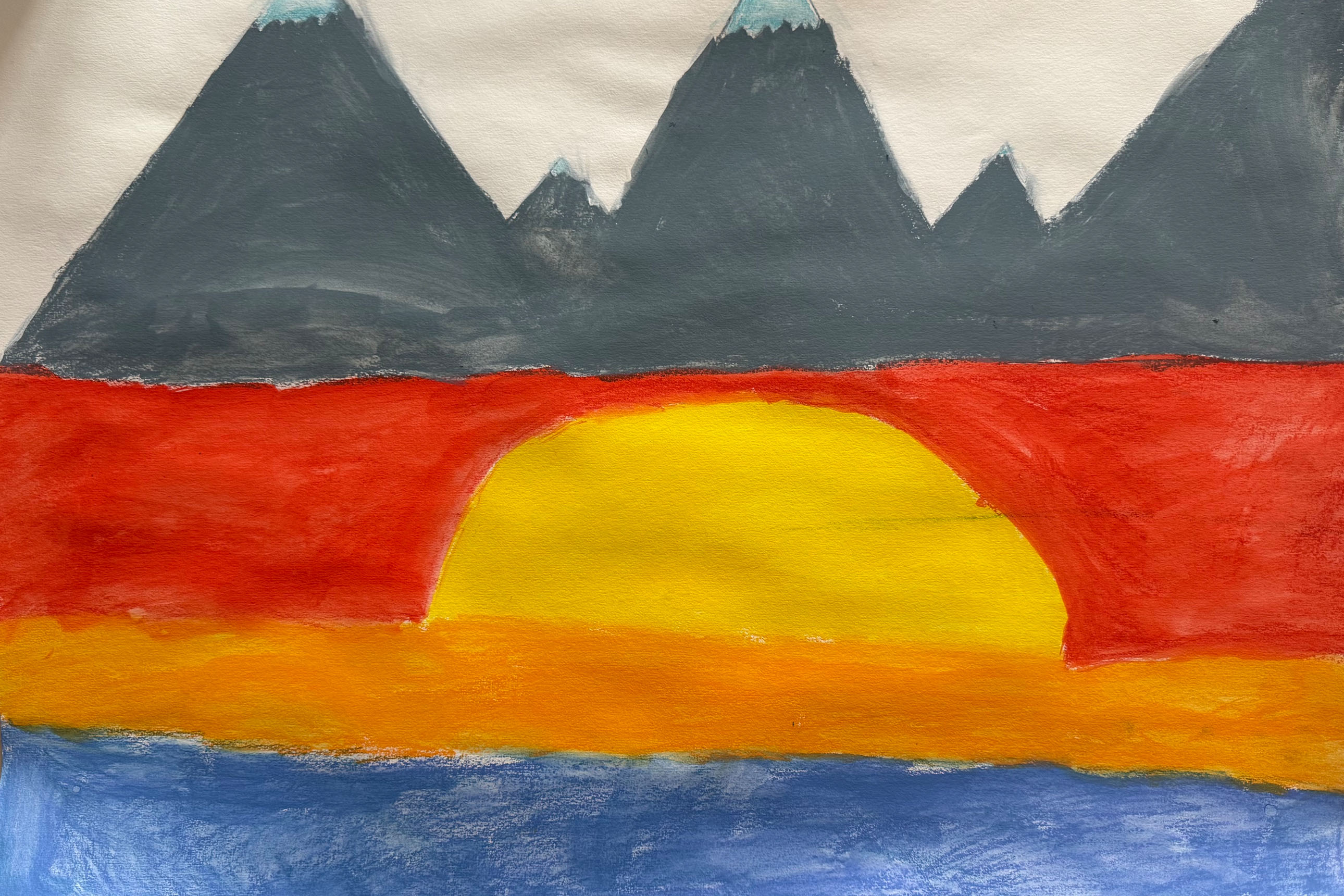 dessin d'enfant : coucher de soleil, mer, montagnes
