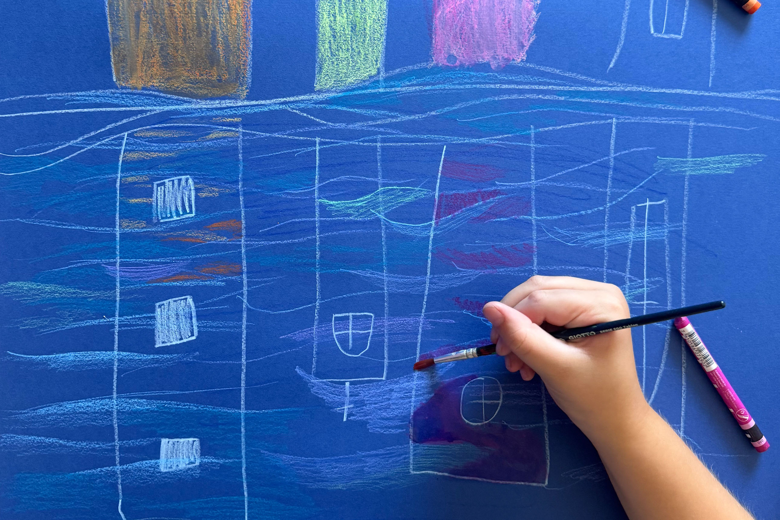 dessin d'enfant, reflets dans l'eau, main de l'enfant en train de peindre