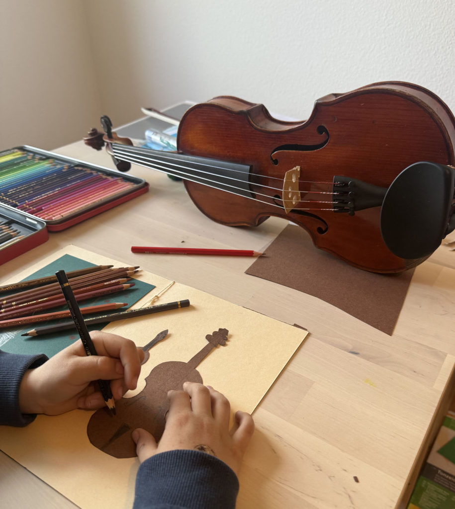 enfant dessinant un violon: cadrage mains, dessin, violon