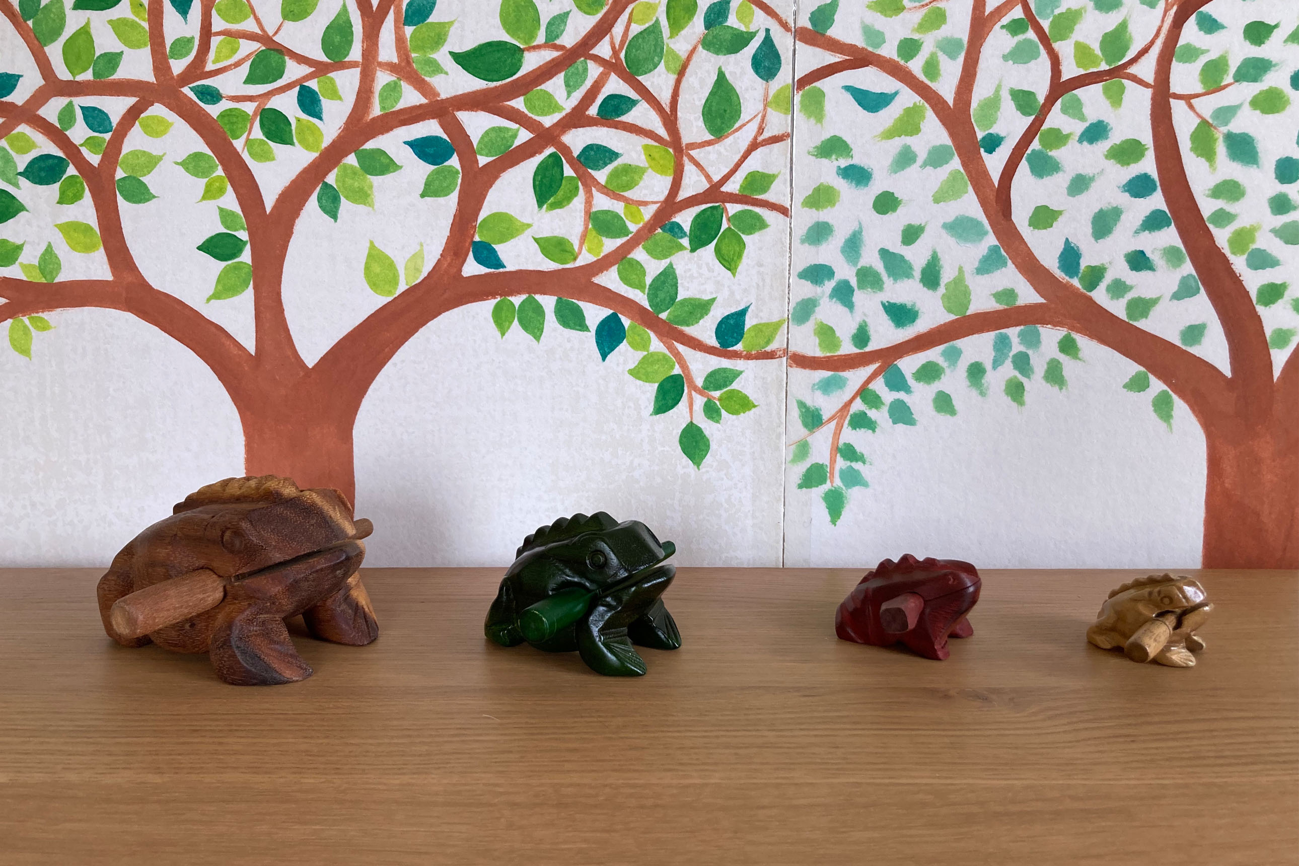 4 guiro-grenouilles sur fond d'arbre peint