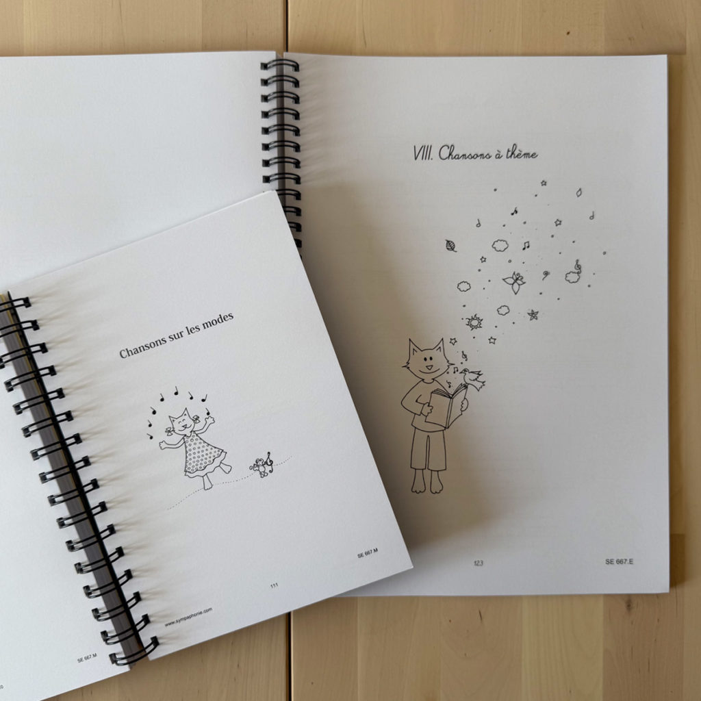 deux livres ouverts aux chapitres "chanson sur les modes" et "chansons à thème"